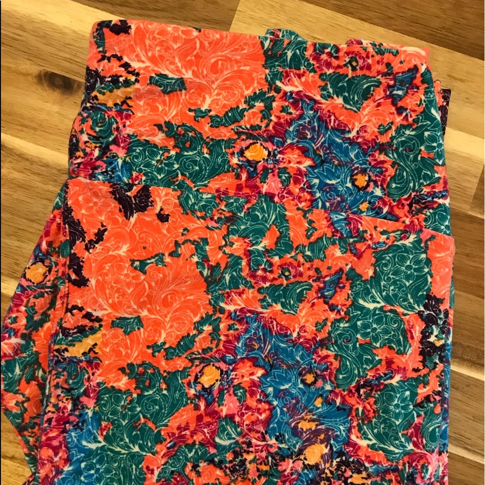 LuLaRoe Tall and Curvy Leggings